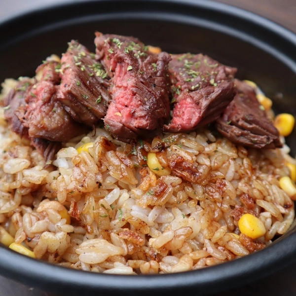 熟成ハラミと焦がしバター醤油焼き飯